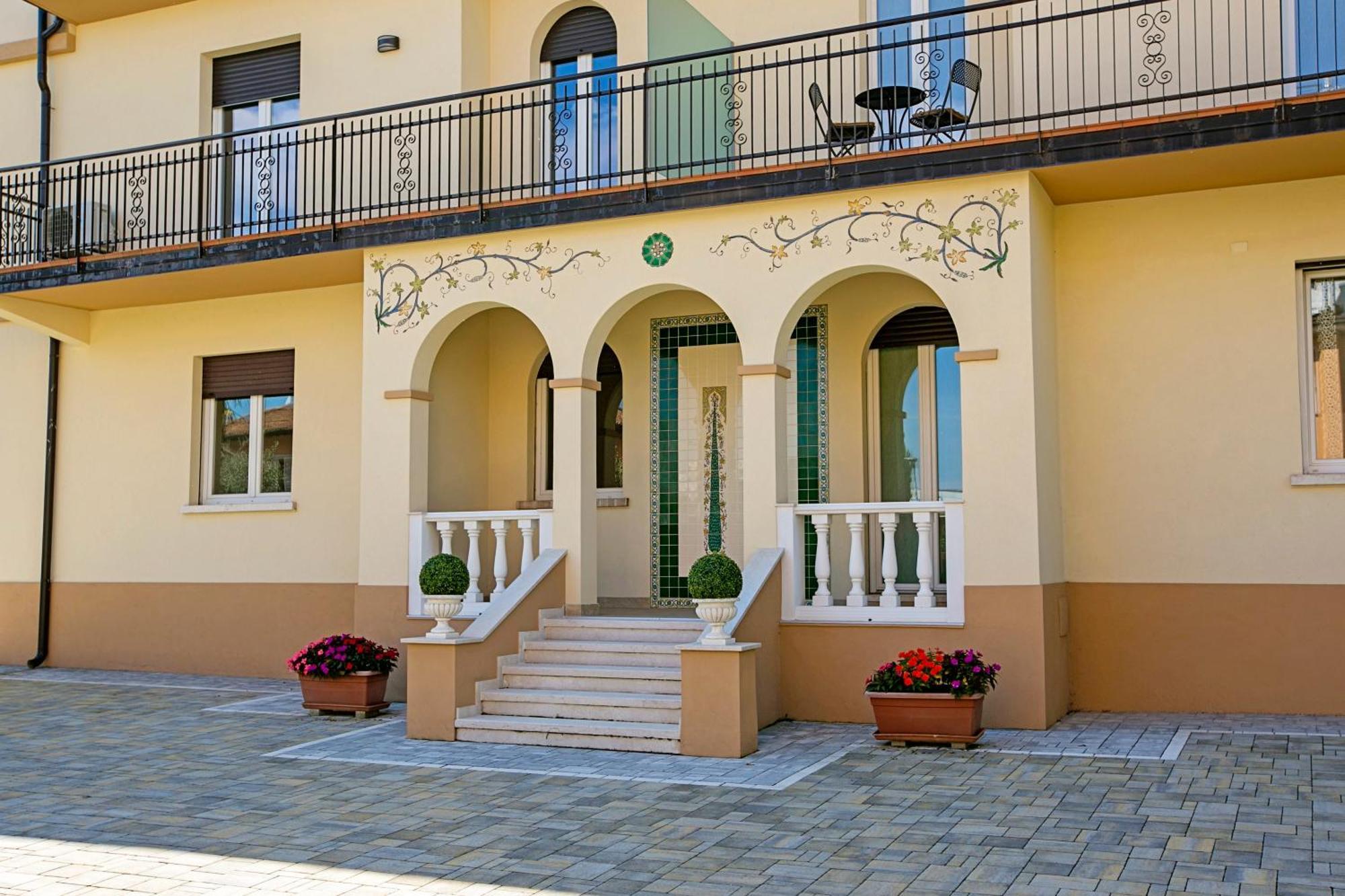 Villa Mimosa - Appartamento 1 - Happy Rentals Desenzano del Garda Eksteriør billede