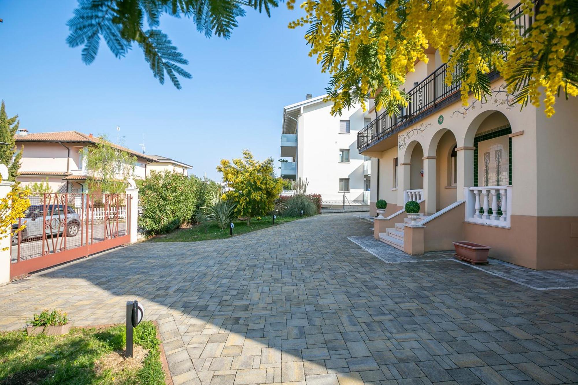 Villa Mimosa - Appartamento 1 - Happy Rentals Desenzano del Garda Eksteriør billede